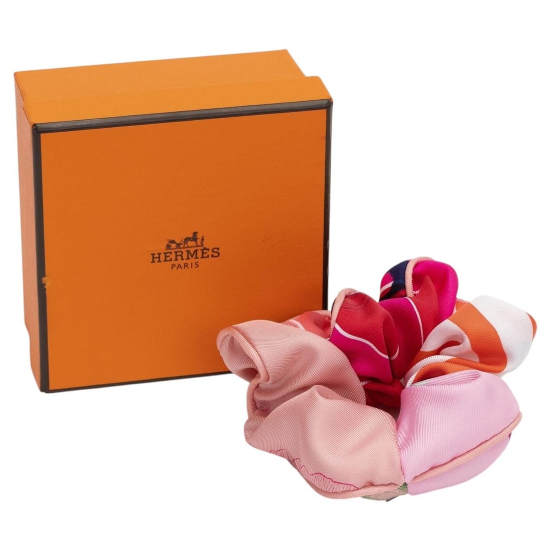 Hermes Silk Patchwork de Sole Scrunchie in Pink and Fuchsia New in Box: Hermes Silk Patchwork de Sole Scrunchie in Pink and Fuchsia New in Box This un-used Hermes scrunchie is crafted from luxurious pink and fuchsia silk, featuring a Patchwork de sole imprimee design. It 
