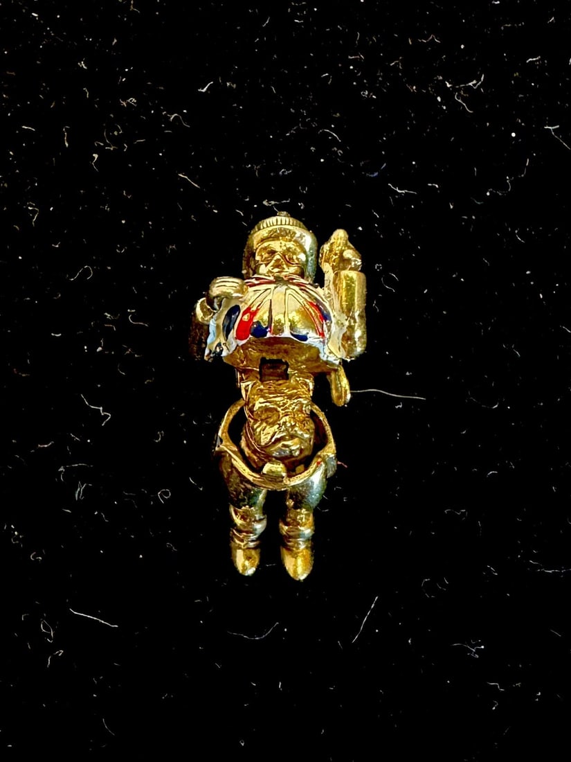 English 375 Enameled Gold Pendant of Man and Bulldog: English 375 Enameled Gold Pendant of Man and Bulldog This exquisite English 375 enameled gold pendant features a detailed depiction of an English man accompanied by a bulldog. Crafted from 14k yellow 