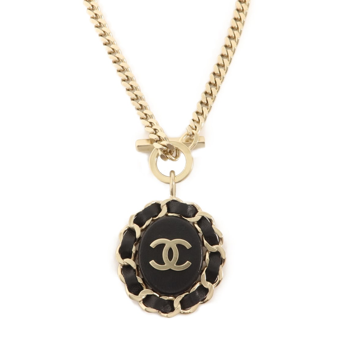 CHANEL CC Motif Necklace Black and Gold Metal: CHANEL CC Motif Necklace Black and Gold Metal CHANEL CC necklace in metal with a black and gold color scheme. The necklace features a CC motif and a neck rotation length of 42 cm (16.5 in), with a mot