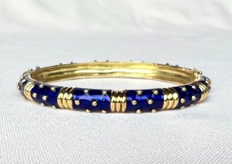 HIDALDO 18K Yellow Gold Cobalt Blue Enamel Bangle Bracelet: HIDALDO 18K Yellow Gold Cobalt Blue Enamel Bangle Bracelet This stunning bracelet from HIDALDO showcases exquisite craftsmanship and design. Made of 18K yellow gold, it features a striking cobalt blue