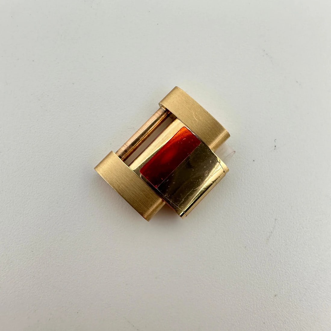 Rolex 15.5mm 18K Yellow Gold Band Link for Submariner Daytona: Rolex 15.5mm 18K Yellow Gold Band Link for Submariner Daytona Enhance your Rolex collection with this exquisite 15.5mm band link, crafted from 18K yellow gold. Designed for compatibility with various 