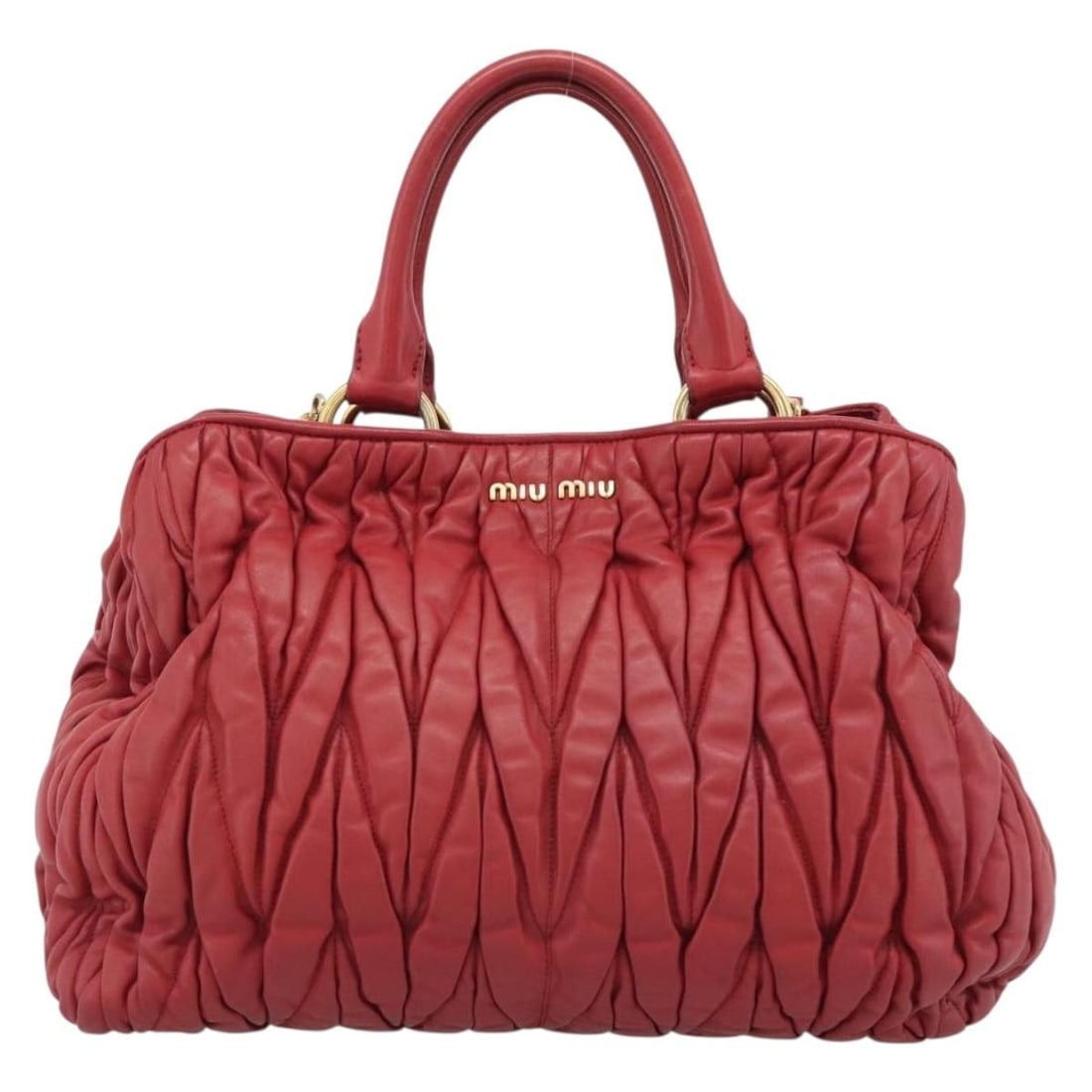 Miu Miu Matelasse Top Handle Handbag in Red Leather: Miu Miu Matelasse Top Handle Handbag in Red Leather Miu Miu Matelasse Nappa Leather Top Handle Bag in red leather. This bag remains in good overall condition with visible signs of regular use, includi
