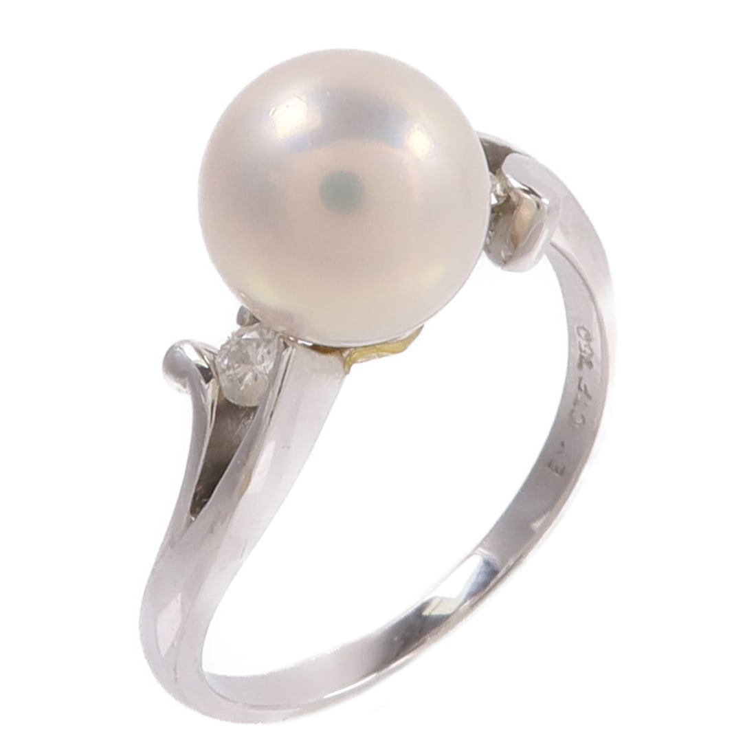 18K White Gold Pearl Diamond Ring US 6.75 SHW: 18K White Gold Pearl Diamond Ring US 6.75 SHW A pearl and diamond ring crafted in 18K white gold, presented in US size 6.75. The design features a pearl and diamond motif with a very good condition ra