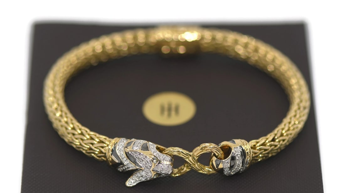 John Hardy Naga 18K Yellow Gold Diamond Bracelet Authentic: John Hardy Naga 18K Yellow Gold Diamond Bracelet Authentic This exquisite John Hardy Naga bracelet features a stunning design crafted from 18K yellow gold. The bracelet showcases a luxurious chain sty