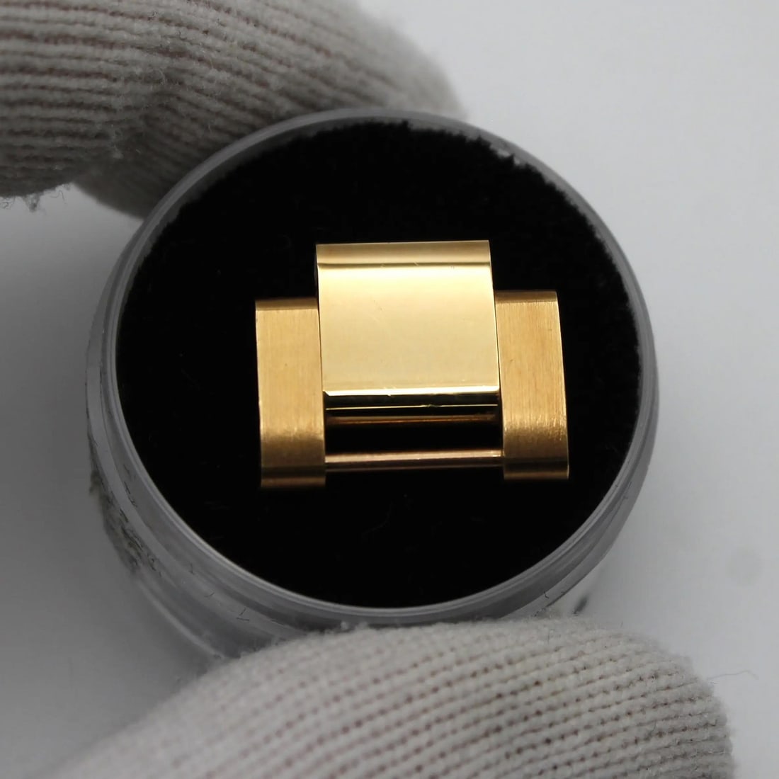Rolex Sky Dweller 18K Yellow Gold Band Link 326938: Rolex Sky Dweller 18K Yellow Gold Band Link 326938 Enhance your Rolex Sky Dweller with this exquisite 18K Yellow Gold Link. Designed specifically for the luxurious Sky Dweller model, this band link em