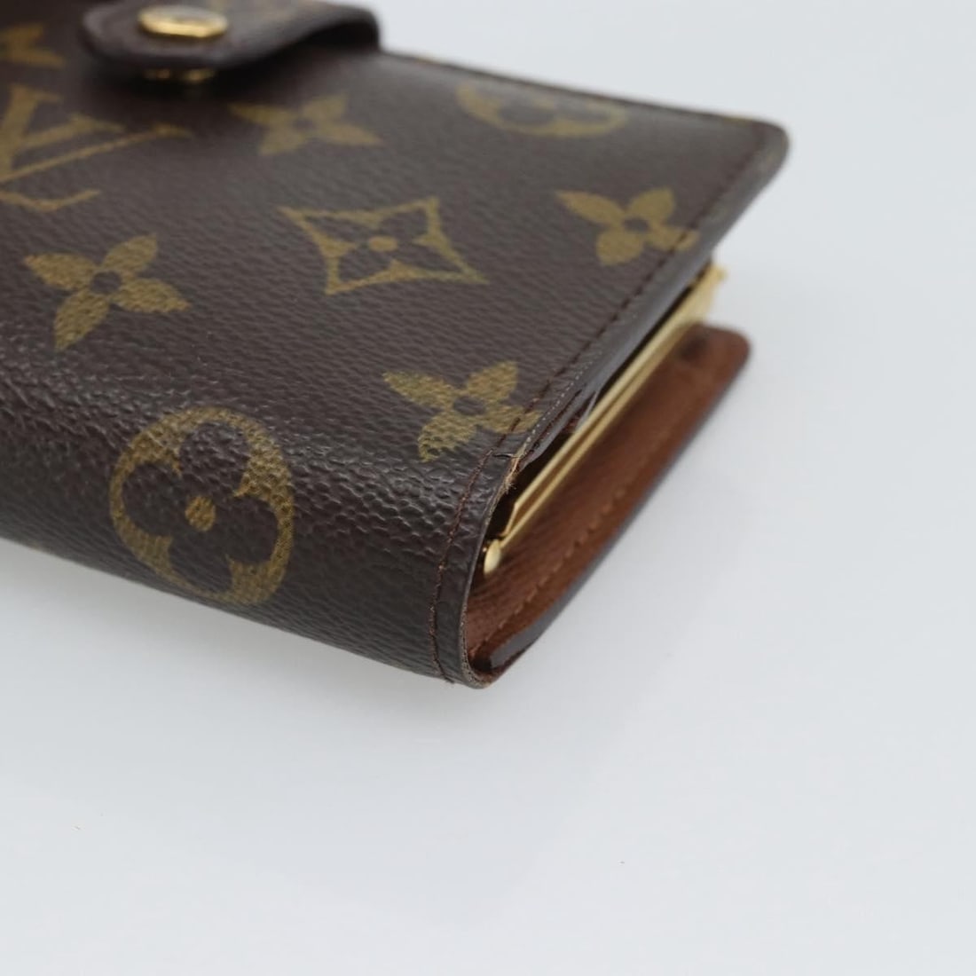 Louis Vuitton M61674 Portefeuille Viennois Monogram Canvas Bifold Wallet: Louis Vuitton M61674 Portefeuille Viennois Monogram Canvas Bifold Wallet Louis Vuitton Portefeuille Viennois bifold wallet in Monogram canvas. Made in Spain, this women's wallet shows reasonable wear 