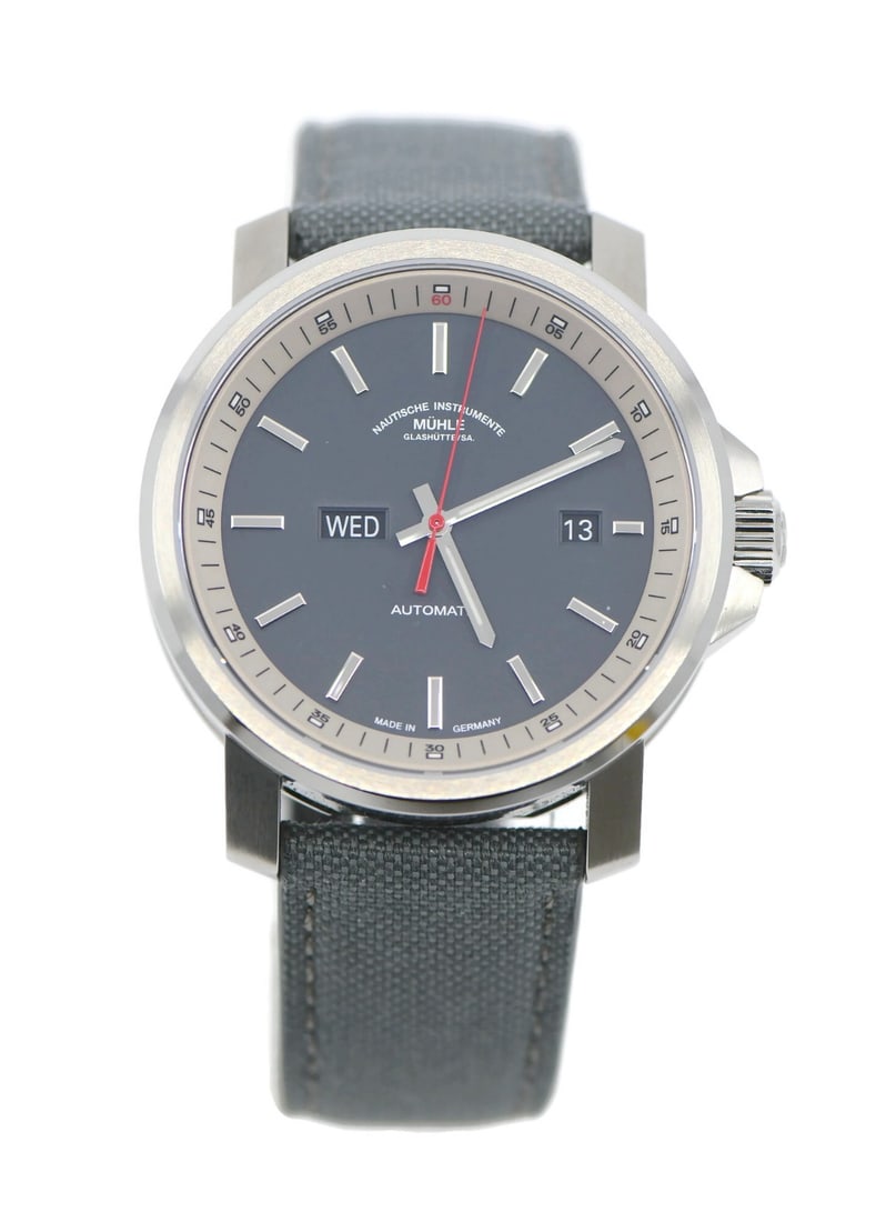 Muhle Glashutte 29er Automatic Men's Stainless Steel Wristwatch: Muhle Glashutte 29er Automatic Men's Stainless Steel Wristwatch This Muhle Glashutte 29er wristwatch features a 42mm stainless steel case and is powered by a mechanical automatic movement. The watch c