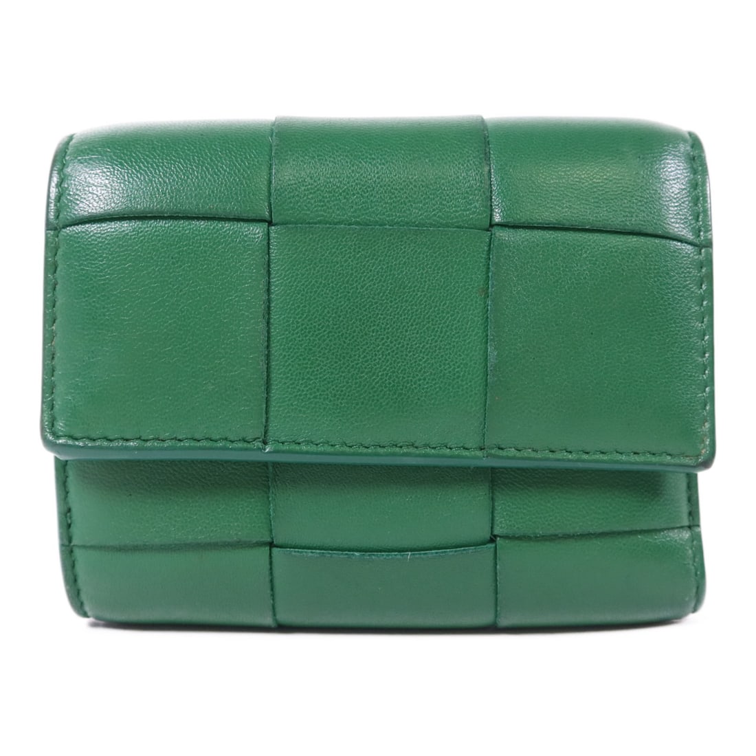 Bottega Veneta Cassette tri fold wallet green lambskin: Bottega Veneta Cassette tri fold wallet green lambskin A Bottega Veneta tri-fold short wallet in green lambskin (sheep leather), designed for women. It features a hook button closure and a