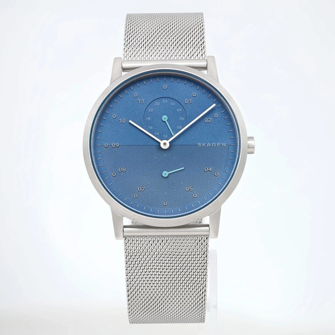Skagen Kristoffer mens quartz watch 42mm blue dial steel mesh band: Skagen Kristoffer mens quartz watch 42mm blue dial steel mesh band Pre-owned Skagen Kristoffer men's wristwatch with a blue analog dial and stainless steel mesh bracelet. This quartz model features