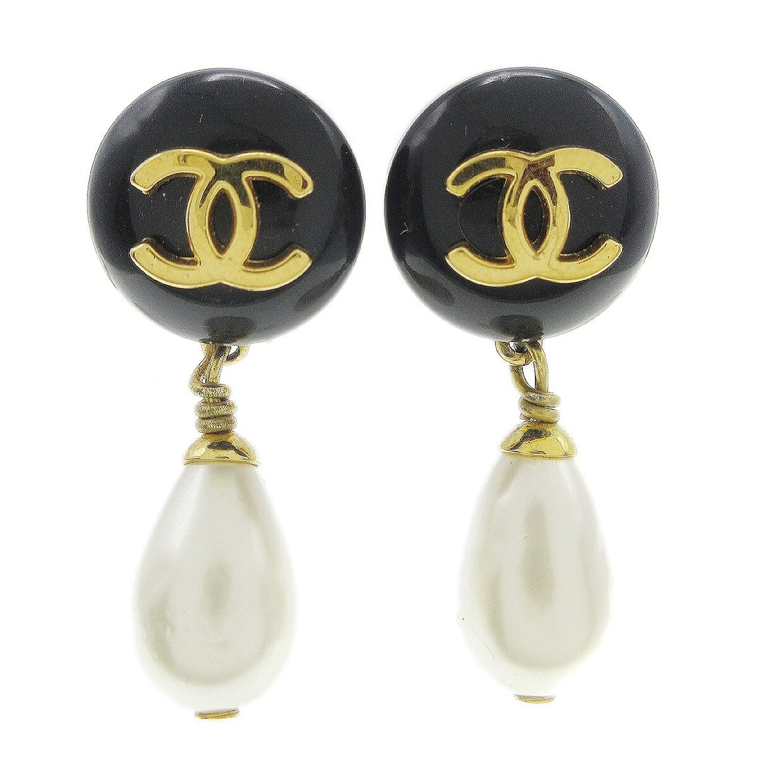 CHANEL 96P Clip On Dangle Earrings Black Artificial Pearl: CHANEL 96P Clip On Dangle Earrings Black Artificial Pearl Clip-on Chanel dangle earrings featuring a black circular top with an artificial pearl drop. Made in France, this pair is crafted with gold-pl
