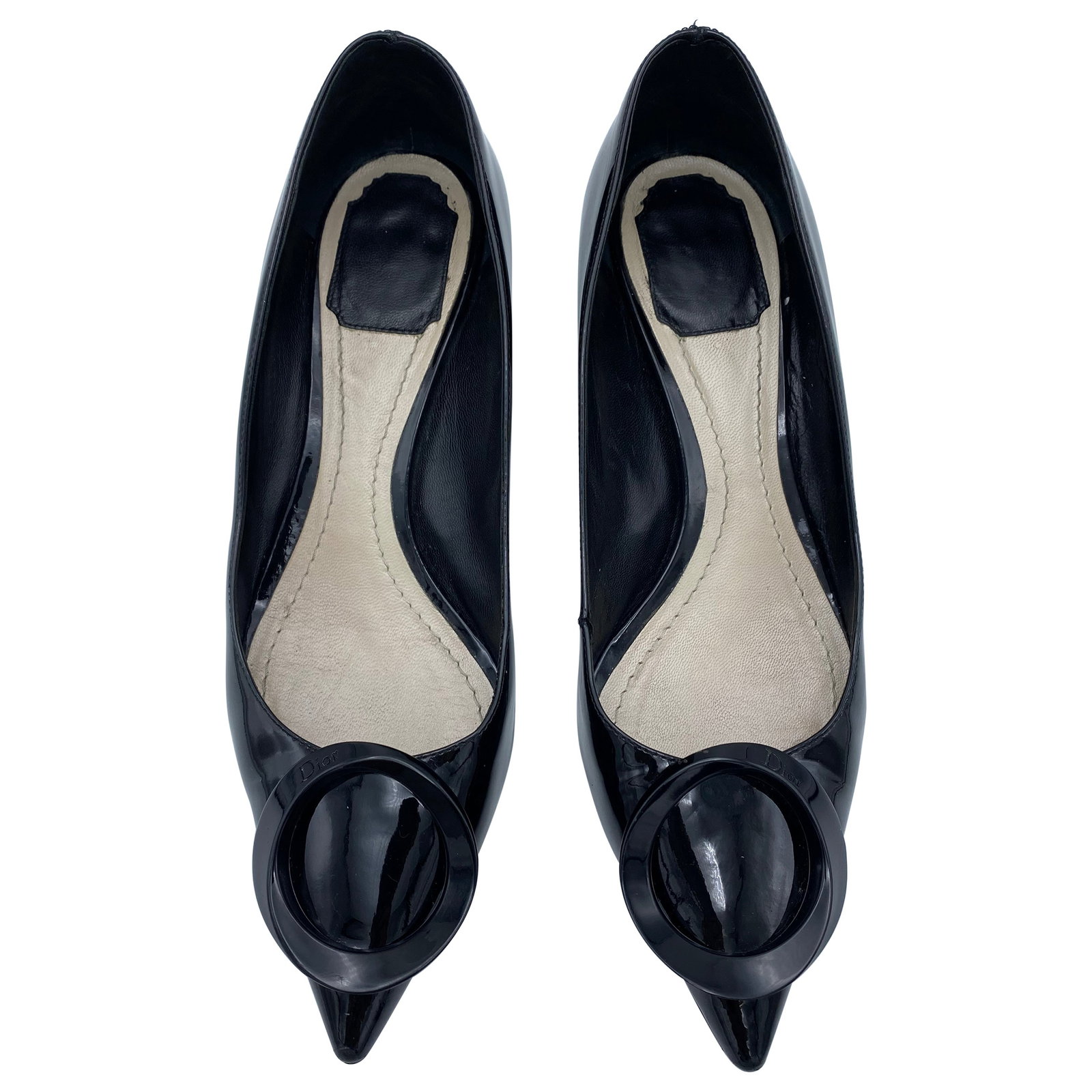 Christian Dior point toe patent leather pumps black size 39: Christian Dior point toe patent leather pumps black size 39 Black patent leather pumps with a pointy toe and block low heel. Marked size 39 (EU), these shoes were made in France and date to the 2010s.
