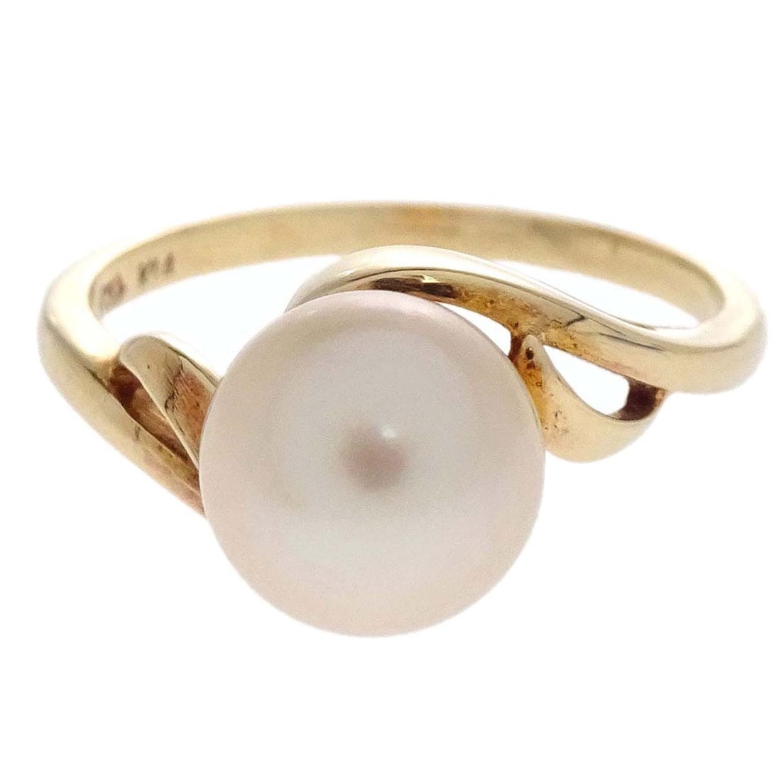 Mikimoto Pearl Ring in 14K Yellow Gold Size #51: Mikimoto Pearl Ring in 14K Yellow Gold Size #51 Vintage Mikimoto ring crafted in 14K yellow gold and set with a round pearl. This jewelry piece has a gold and white color palette and is presented in v
