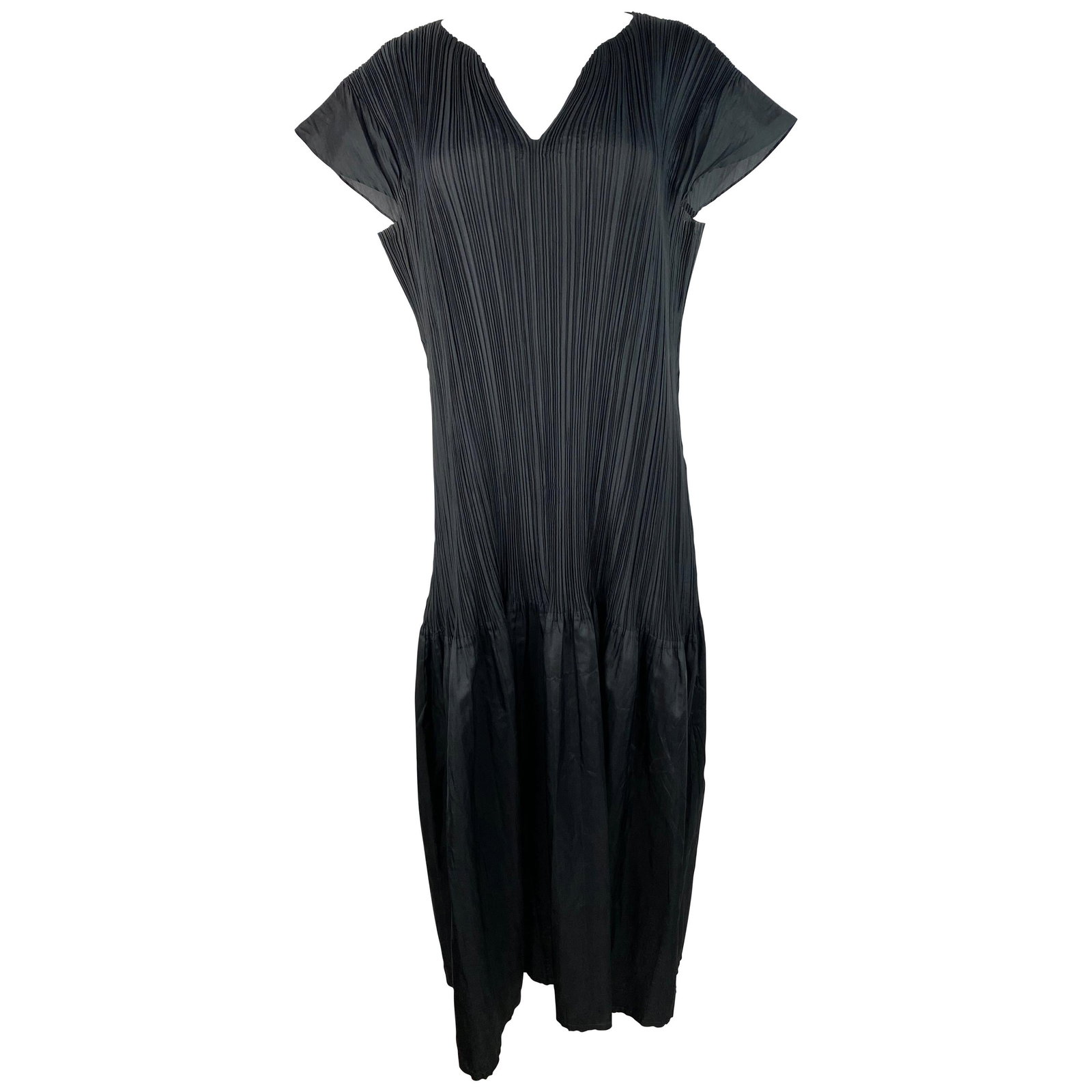 Issey Miyake Fete black ruffle maxi dress short sleeve size 4: Issey Miyake Fete black ruffle maxi dress short sleeve size 4 An Issey Miyake Fete black maxi dress with short sleeves and a V-neckline. The dress is described as a signature ruffle-styled design, alm