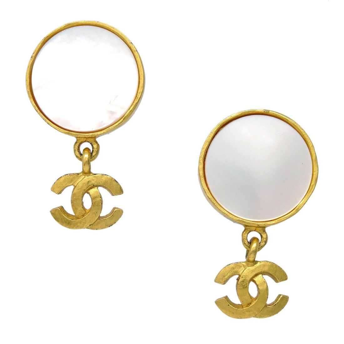 Chanel 95A Gold Plated Shell Clip-On Dangle Earrings: Chanel 95A Gold Plated Shell Clip-On Dangle Earrings Chanel dangle/drop clip-on earrings made in France. They feature a gold-plated finish with shell accents in white and come with a box and care manu