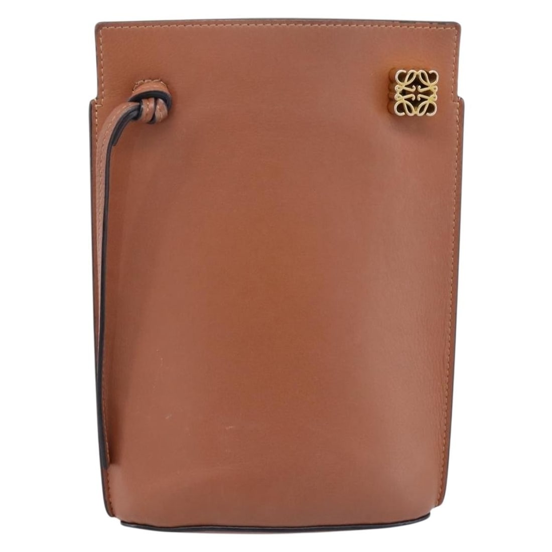 Loewe Dice Pocket brown leather shoulder bag: Loewe Dice Pocket brown leather shoulder bag Loewe Dice Pocket leather bag in brown. Made in Spain, this women's bag shows overall worn condition with visible signs of use, including an out-of-shape e