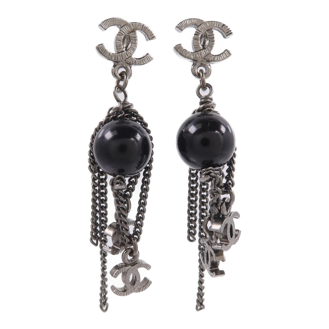 CHANEL CC Pierced Earrings in Black and Silver Metal: CHANEL CC Pierced Earrings in Black and Silver Metal CHANEL CC earrings in black and silver metal. The item is in very good AB condition and comes with no accessories. Specifications Brand Name: CHANE