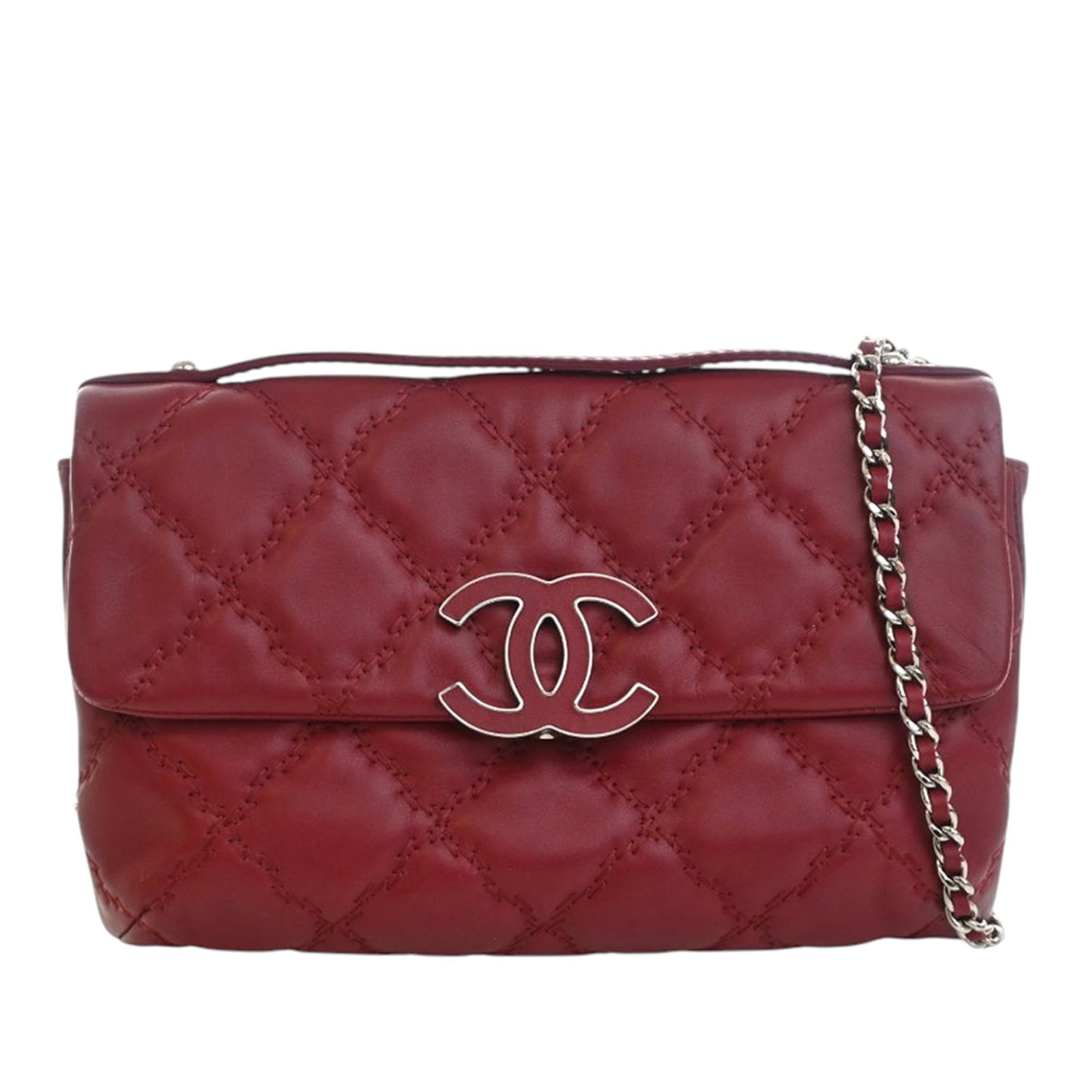 Chanel Hamptons Chain Clutch in Red Quilted Calfskin: Chanel Hamptons Chain Clutch in Red Quilted Calfskin A Chanel Hamptons flap clutch crafted in red quilted calfskin leather. This piece features a flat leather top handle, a leather-woven chain strap, 