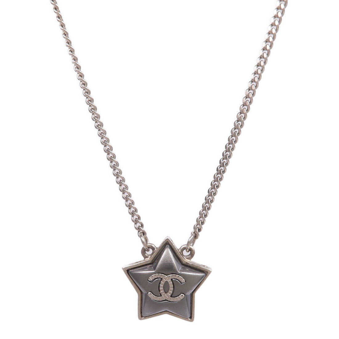 CHANEL CC Gray Silver Tone Metal Necklace: CHANEL CC Gray Silver Tone Metal Necklace CHANEL CC necklace in silver-gray metal, designed for women. The piece features a CC motif and has a neck rotation length of 40-43 cm (15.7 in) with a motif s