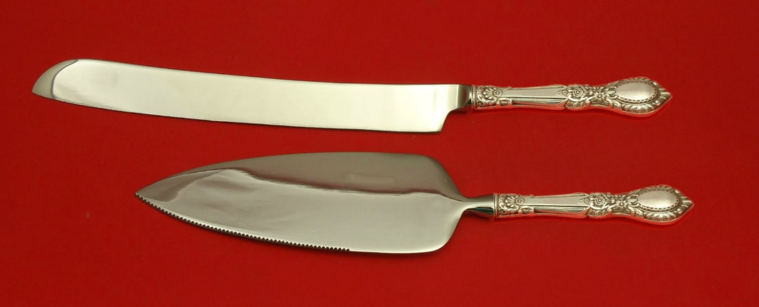 2pc Wedding Cake Knife and Server Reed & Barton Guildhall Sterling Silver: 2pc Wedding Cake Knife and Server Reed & Barton Guildhall Sterling Silver Two-piece wedding cake set in the Guildhall pattern by Reed & Barton. This sterling silver custom hollow handle set includes a