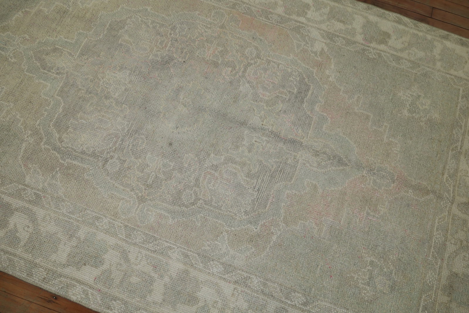 4' 10" x 8' Turkish Oushak Rug Pale 20th Century: 4' 10" x 8' Turkish Oushak Rug Pale 20th Century One-of-a-kind pale Turkish Oushak rug from the 20th century with a subtle, understated look. This pre-owned piece features the classic Oushak style and