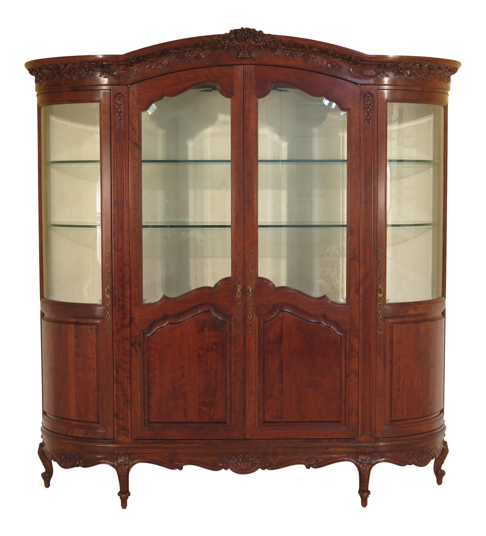 1980s Vintage French Style Lighted Beveled Glass China Cabinet: 1980s Vintage French Style Lighted Beveled Glass China Cabinet This stunning 1980s Vintage French Style Beveled Glass China Cabinet features exquisite carved details and high-quality construction, mak