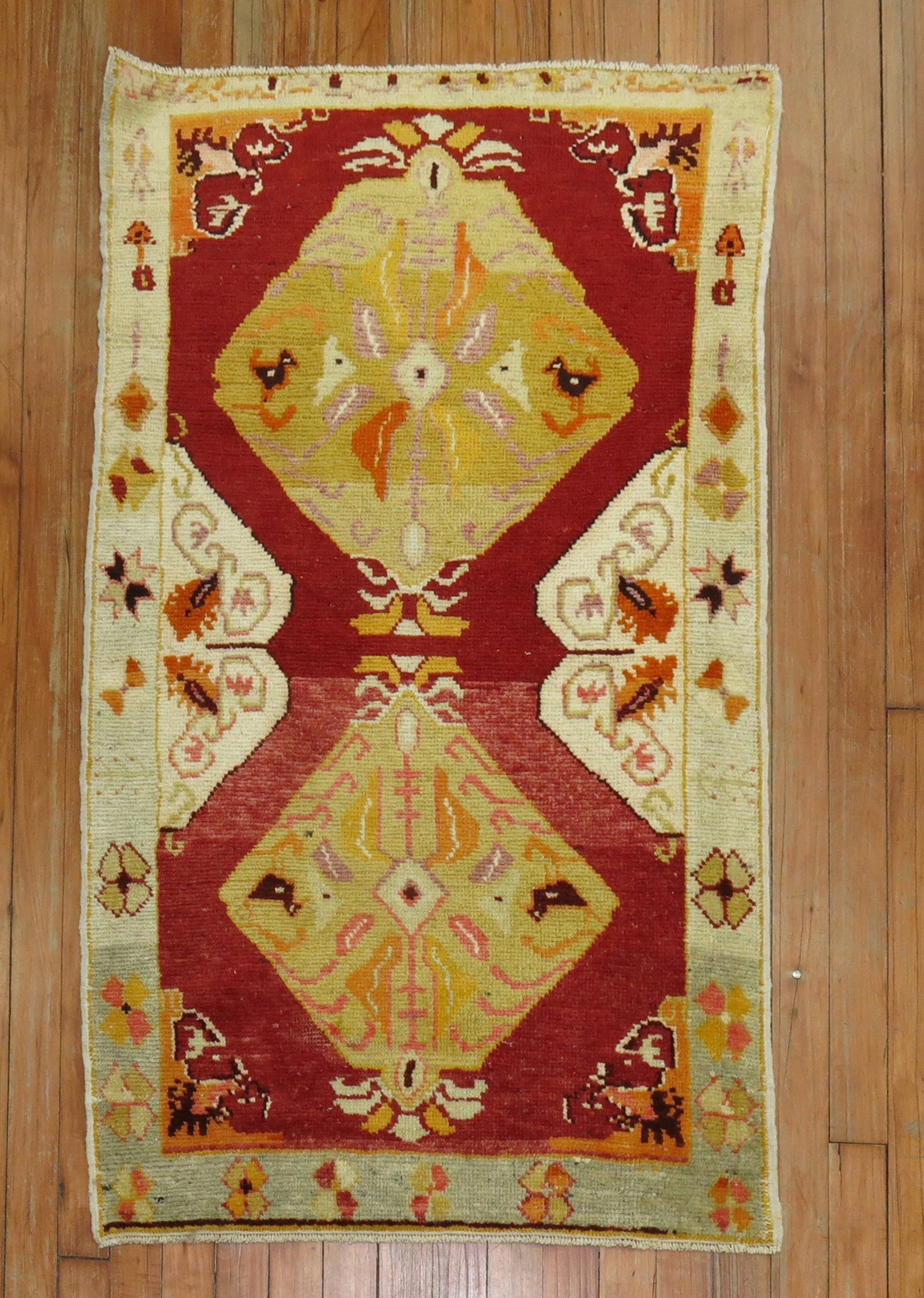 2' 5" x 4' Turkish Oushak Scatter Rug Red: 2' 5" x 4' Turkish Oushak Scatter Rug Red Vintage Turkish Oushak scatter rug in a red colorway. This mid-20th century piece is a pre-owned small rug. Specifications Type: Oushak Origin: Turkey Era: Mi