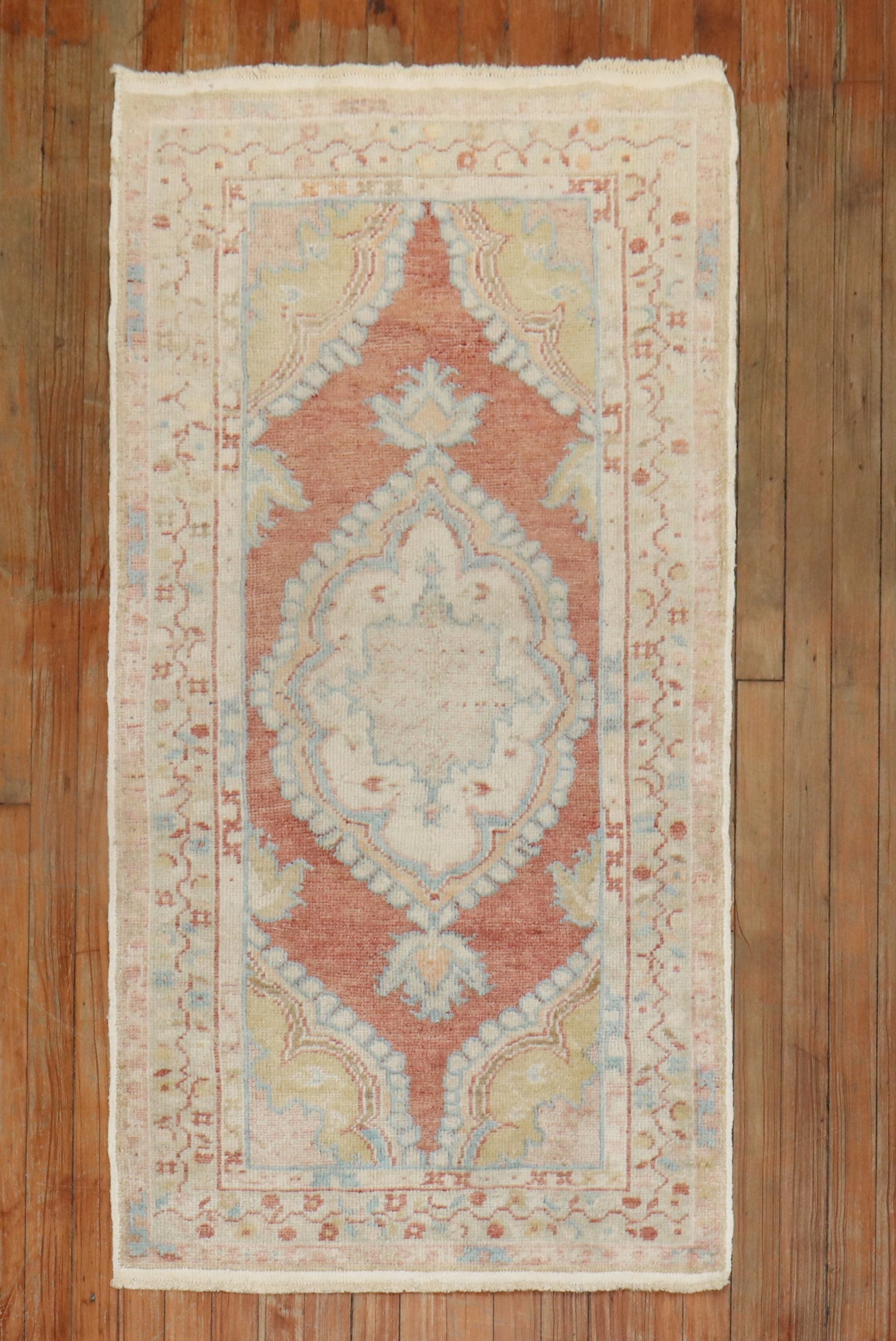 2' 6" x 5' Vintage Turkish Oushak Small Rug: 2' 6" x 5' Vintage Turkish Oushak Small Rug Vintage Turkish scatter rug from the mid-20th century in an Oushak style. This formal small rug is pre-owned. Specifications Type: Oushak Origin: Turkish Ca