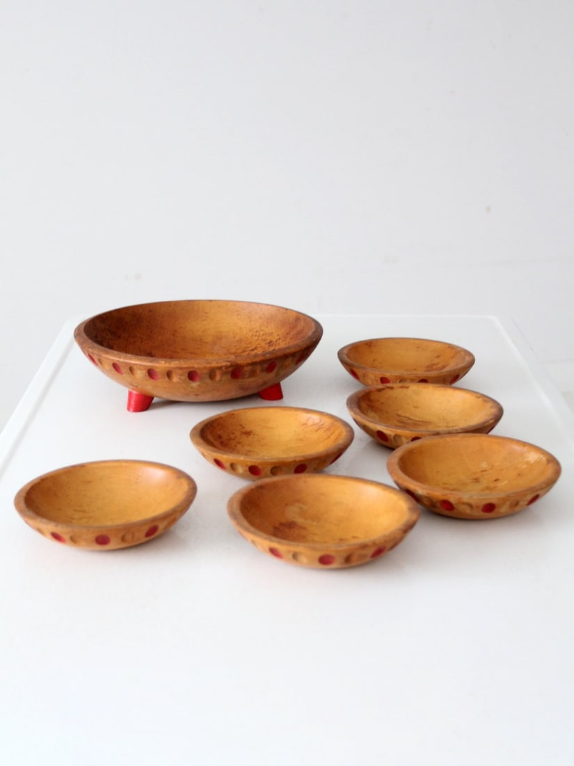 Vintage Munising Mid-Century Salad Bowl Set of 7 with Colorful Designs: Vintage Munising Mid-Century Salad Bowl Set of 7 with Colorful Designs This vintage 7-piece Munising salad bowl set is a stunning showcase of mid-century design, featuring a large footed serving bowl 