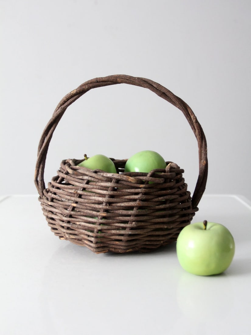 Charming Vintage Wicker Basket with Twisted Handle: Charming Vintage Wicker Basket with Twisted Handle Discover this charming vintage rustic wicker basket, perfect for adding a touch of nature to your home decor. Crafted from woven twigs, this basket f
