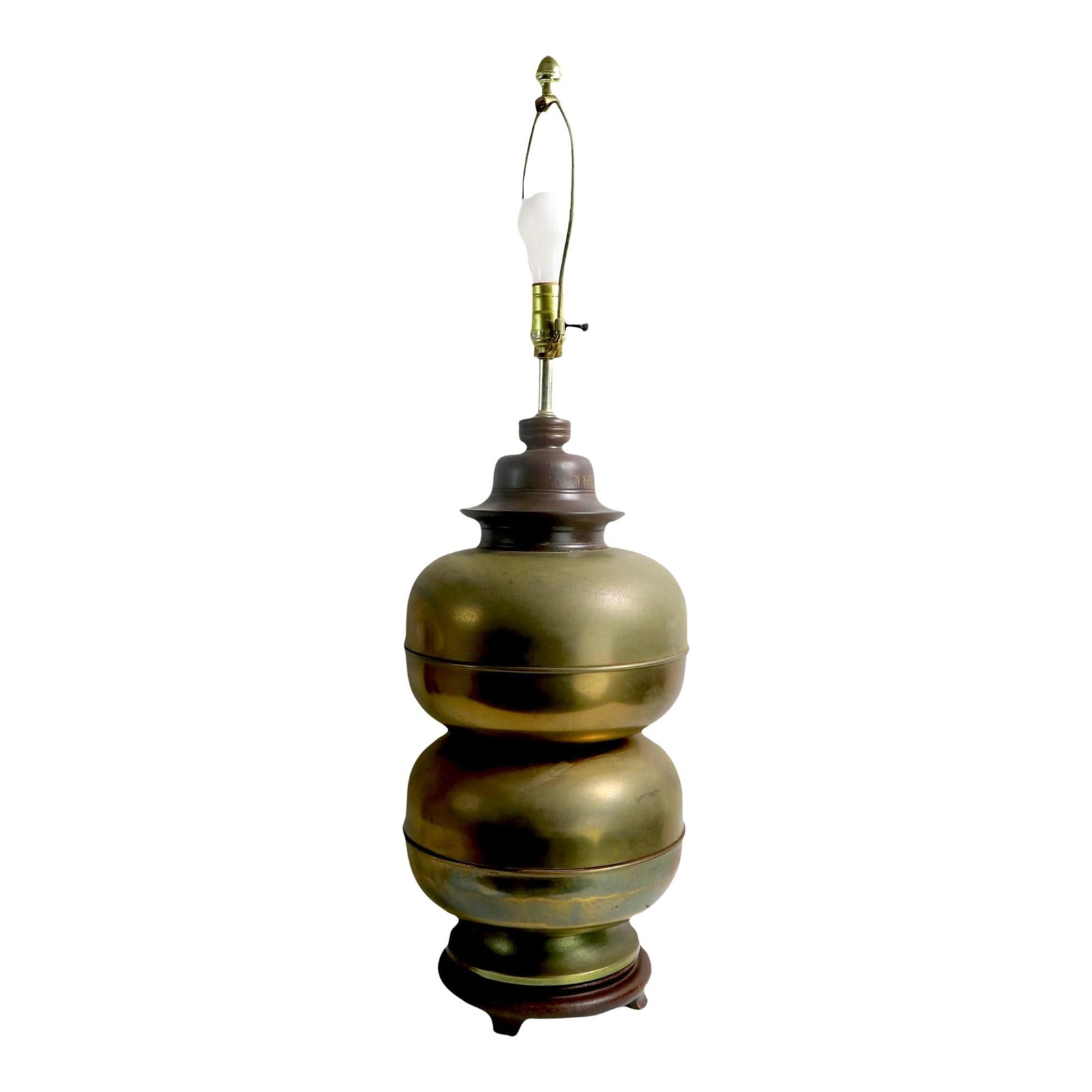 Vintage Brass Mid Century Chinese Style Table Lamp 34 inches: Vintage Brass Mid Century Chinese Style Table Lamp 34 inches This exquisite Mid Century table lamp showcases a stunning Chinese design, featuring two elegantly stacked pillow form brass pieces complem