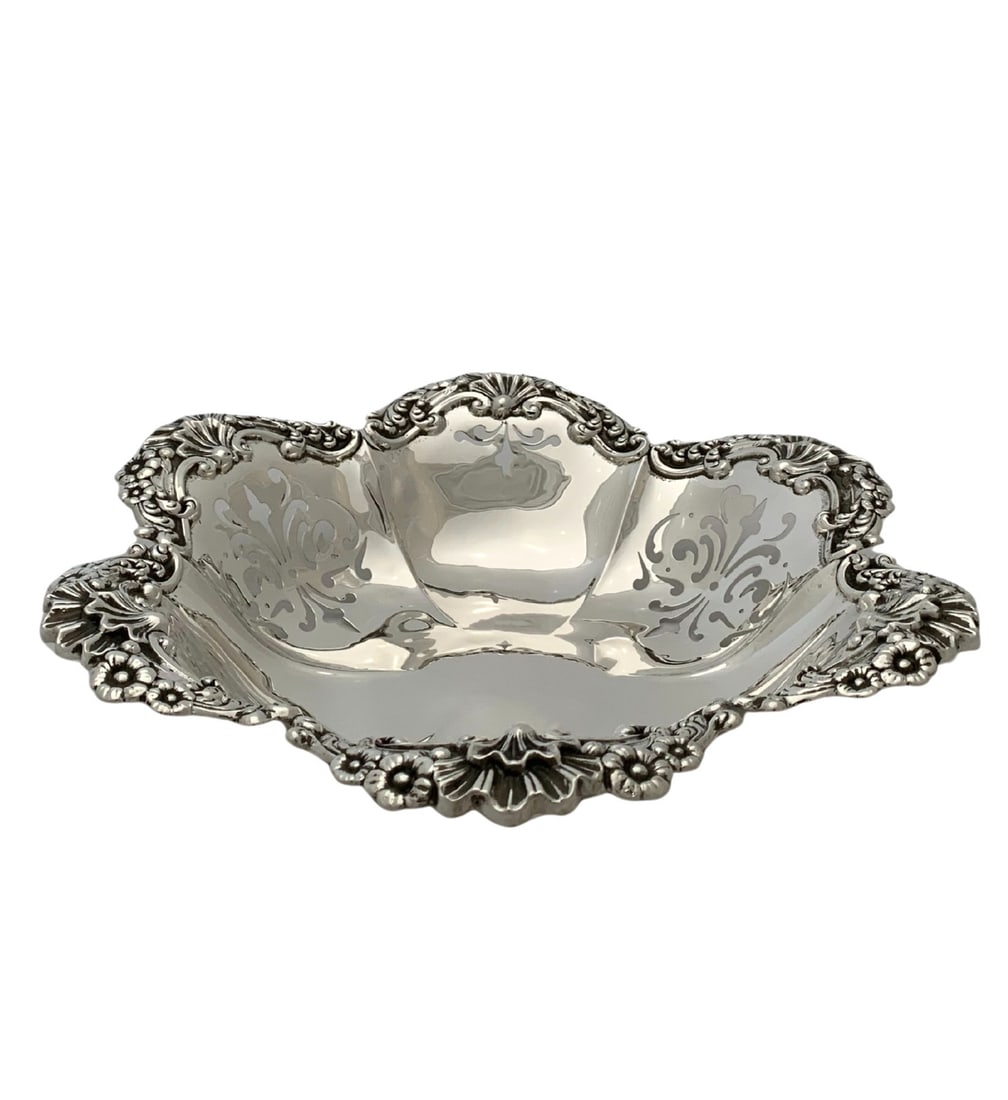 Shreve & Co 925 Sterling Silver Handmade Floral Star Bowl 11x11: Shreve & Co 925 Sterling Silver Handmade Floral Star Bowl 11x11 This exquisite antique bowl dish from Shreve & Co is crafted from 925 sterling silver, showcasing a stunning handmade fluted floral orna