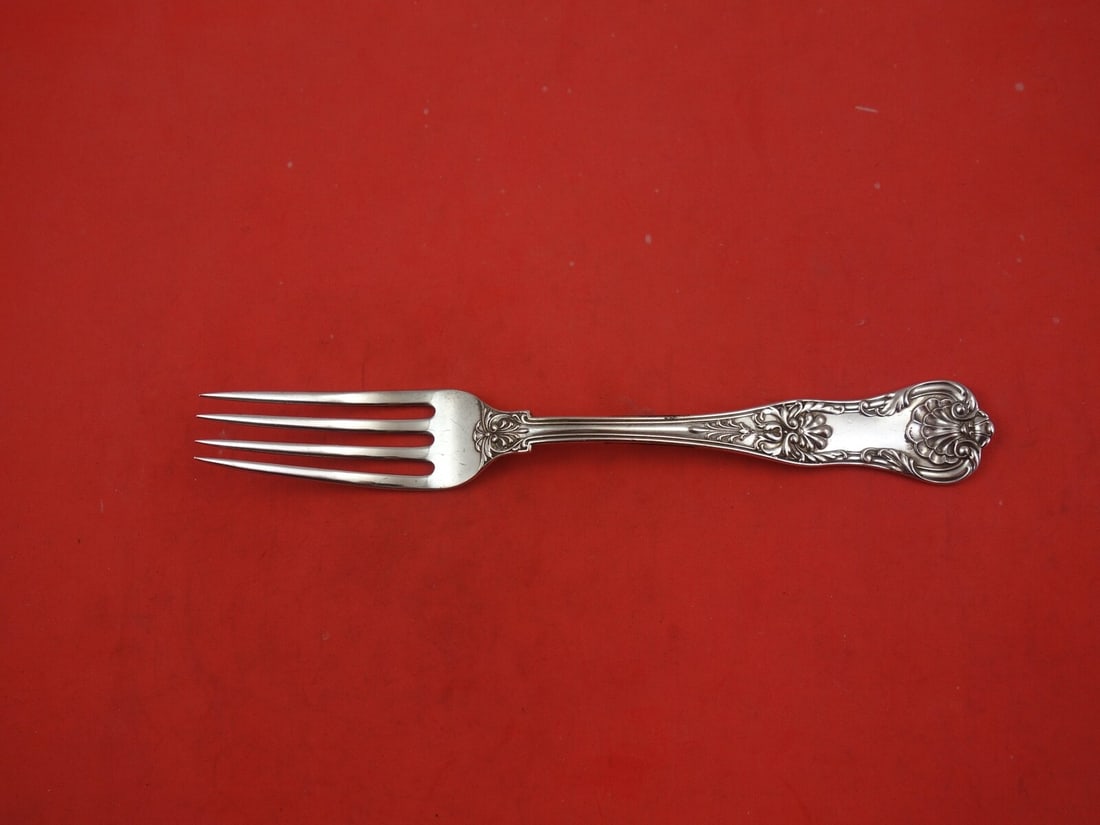 Gorham New Queens Sterling Silver Dinner Fork 7 3/4": Gorham New Queens Sterling Silver Dinner Fork 7 3/4" This exquisite dinner fork from the New Queens pattern by Gorham is crafted from high-quality sterling silver. Measuring 7 3/4 inches, it showcases