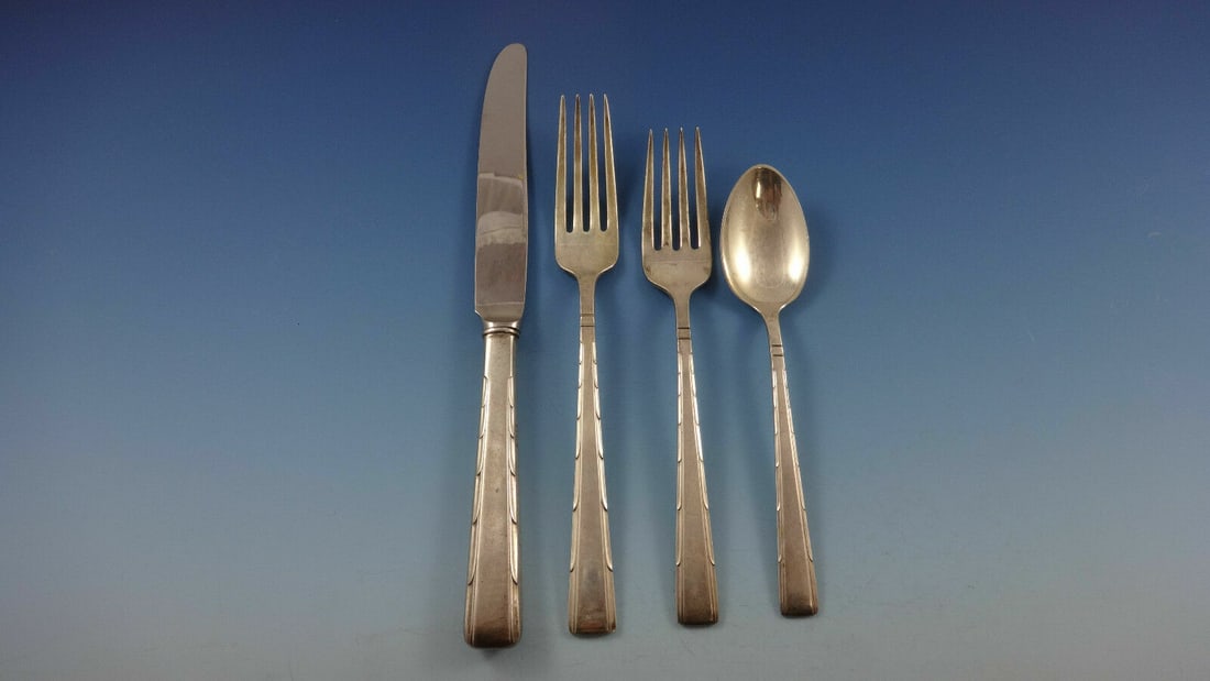 Easterling Horizon 4-Piece Sterling Silver Place Setting: Easterling Horizon 4-Piece Sterling Silver Place Setting This elegant 4-piece place setting from the Horizon pattern by Easterling is crafted from high-quality sterling silver, showcasing timeless des