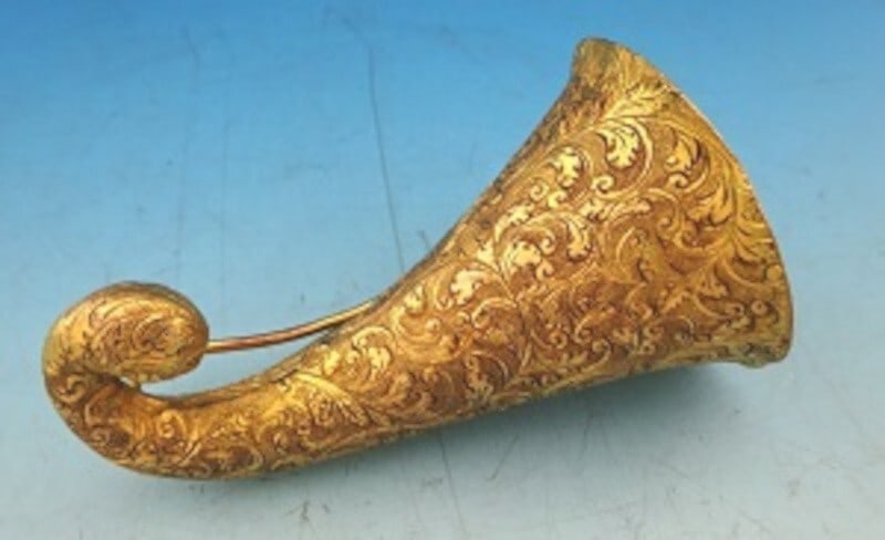 Victorian Silverplate Gilt Bronze Tussie Mussie Holder with Chased Leaves: Victorian Silverplate Gilt Bronze Tussie Mussie Holder with Chased Leaves This exquisite gilt bronze tussie mussie posey holder features intricate chased leaves and captivating scrollwork, embodying t