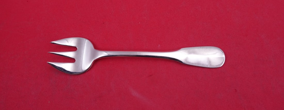 Puiforcat Louvois Sterling Oyster Fork 3 Tine 4 3 4: Puiforcat Louvois Sterling Oyster Fork 3 Tine 4 3 4 This Puiforcat Louvois oyster fork is crafted from high-quality French sterling silver. Featuring a 3-tine design, the fork measures 4 3/4 inches in