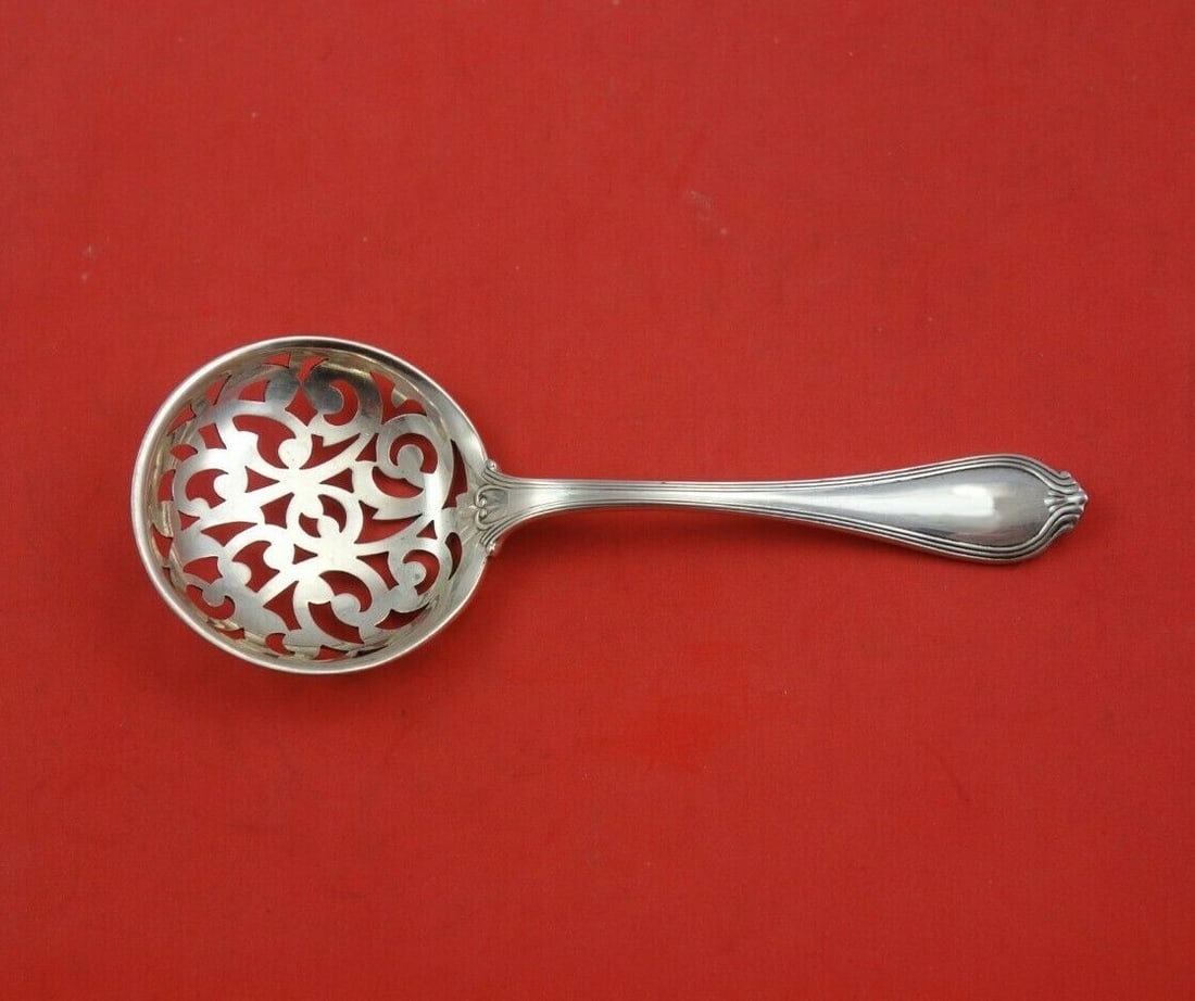 Towle Paul Revere Sterling Silver 6 Inch Sugar Sifter Serving Piece: Towle Paul Revere Sterling Silver 6 Inch Sugar Sifter Serving Piece This exquisite Paul Revere sugar sifter is crafted from sterling silver by Towle, a renowned maker of fine silverware. Measuring 6 i