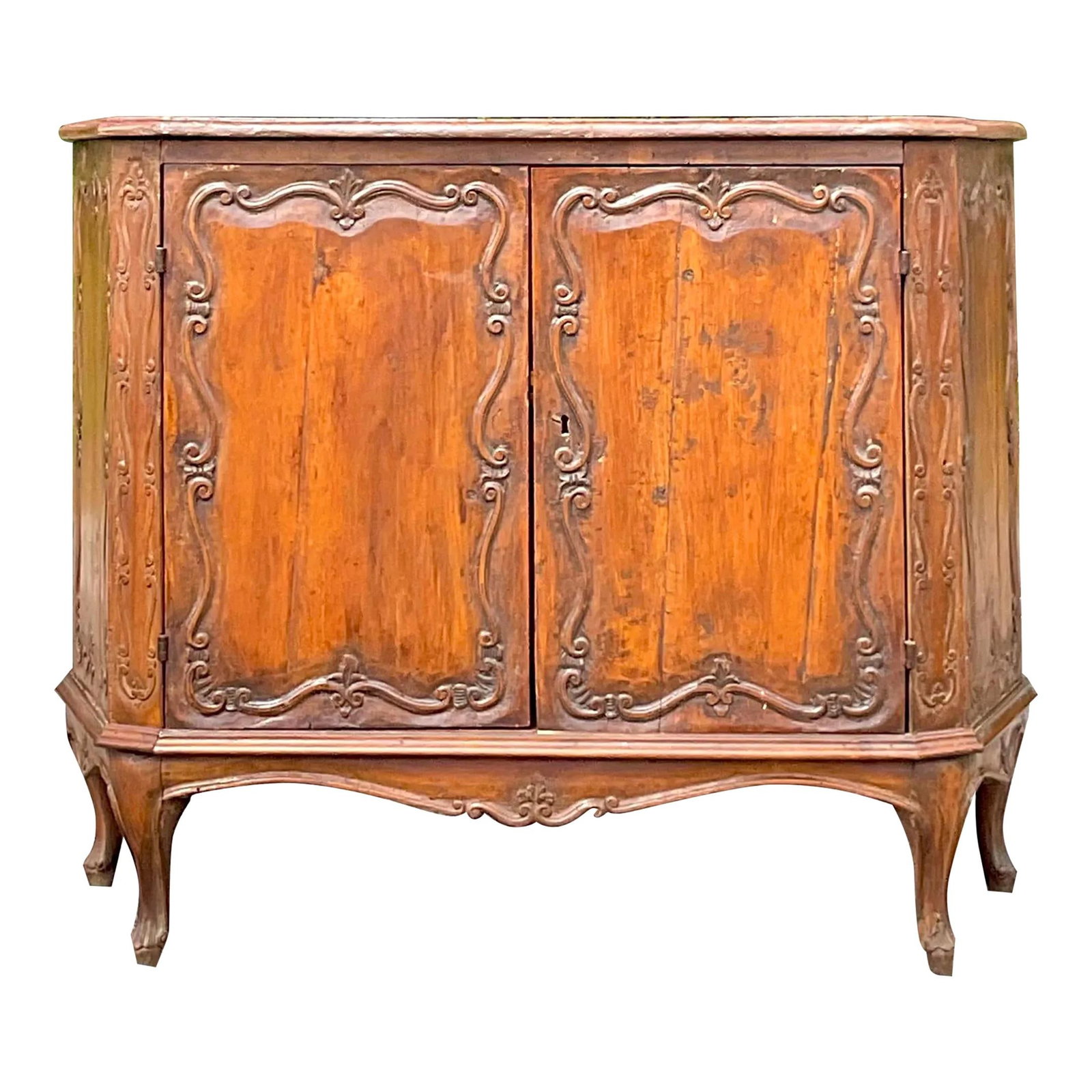 Elegant Vintage Italian Carved Console Cabinet in Chestnut: Elegant Vintage Italian Carved Console Cabinet in Chestnut This Early 20th Century Vintage Italian Carved Console Cabinet beautifully combines Old World charm with American appeal. It features intrica