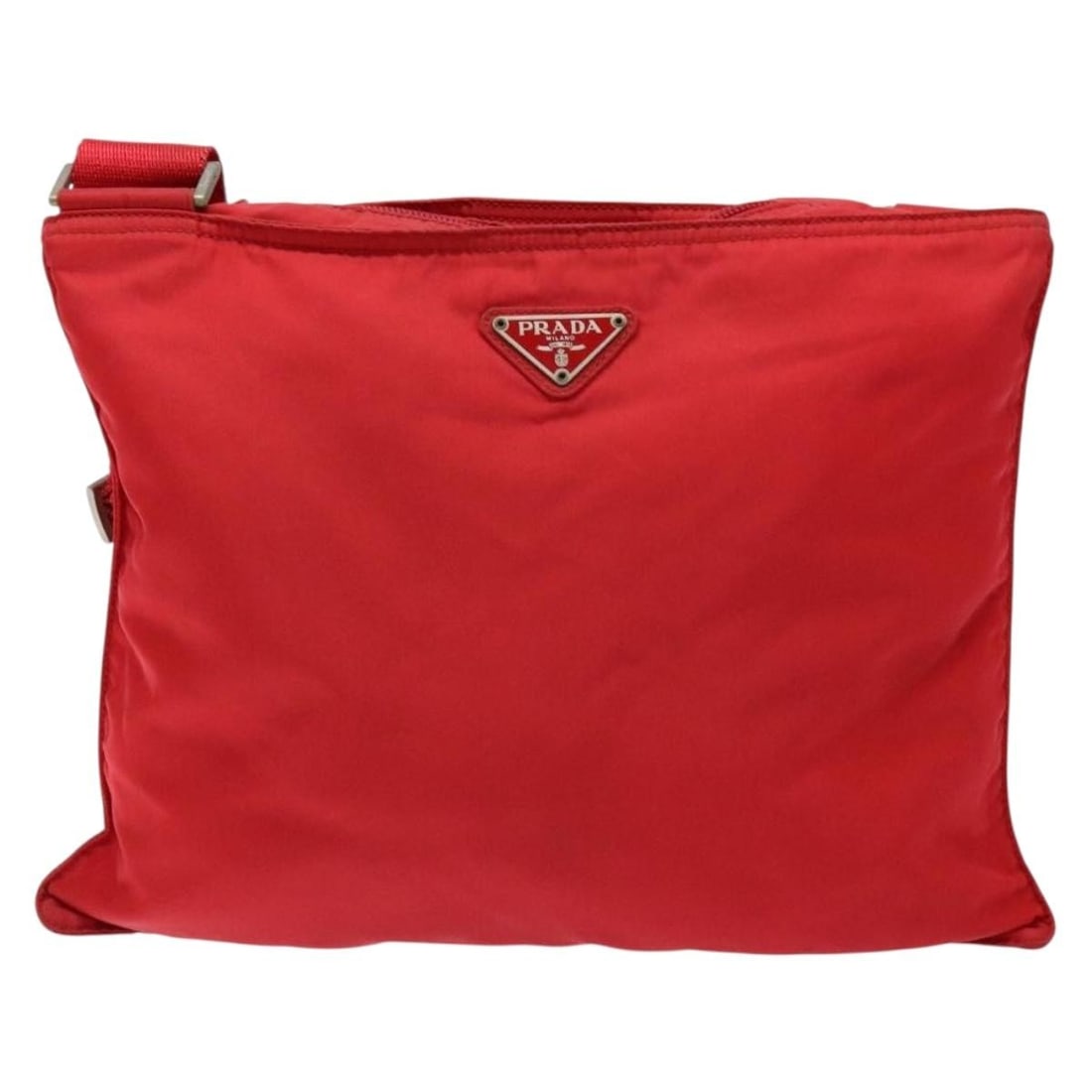 Prada Red Nylon Flat Messenger Bag Unisex Italy 31cm x 25cm: Prada Red Nylon Flat Messenger Bag Unisex Italy 31cm x 25cm This Prada Flat Messenger Bag is crafted from red nylon and designed for unisex use. Made in Italy, the bag features a sleek and slim profil