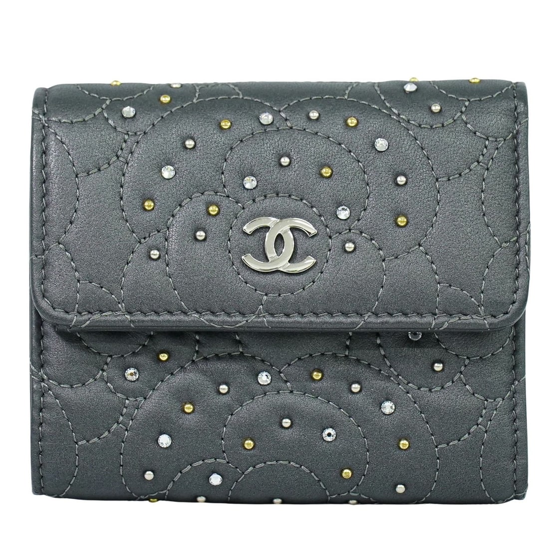 Chanel Camellia Flap gray leather compact wallet: Chanel Camellia Flap gray leather compact wallet Chanel Camellia Flap compact wallet in gray leather with rhinestone CC detailing. This pre-owned piece is presented in excellent condition, with light 