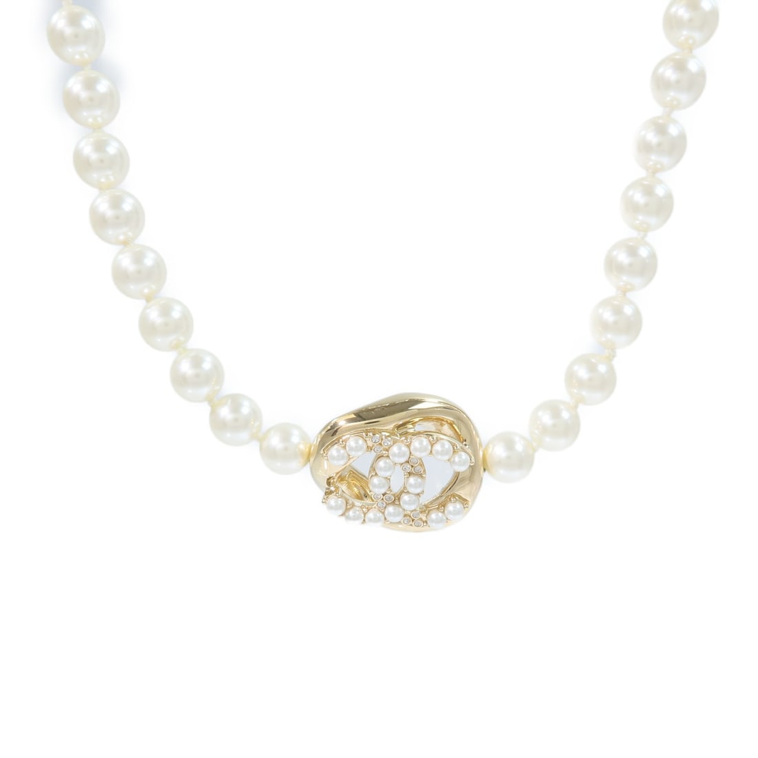 CHANEL CC White and Gold PVC Metal Necklace: CHANEL CC White and Gold PVC Metal Necklace CHANEL CC necklace in PVC and metal, presented in white and gold tones. The piece features the CC motif and is described as a women's regular-size necklace.