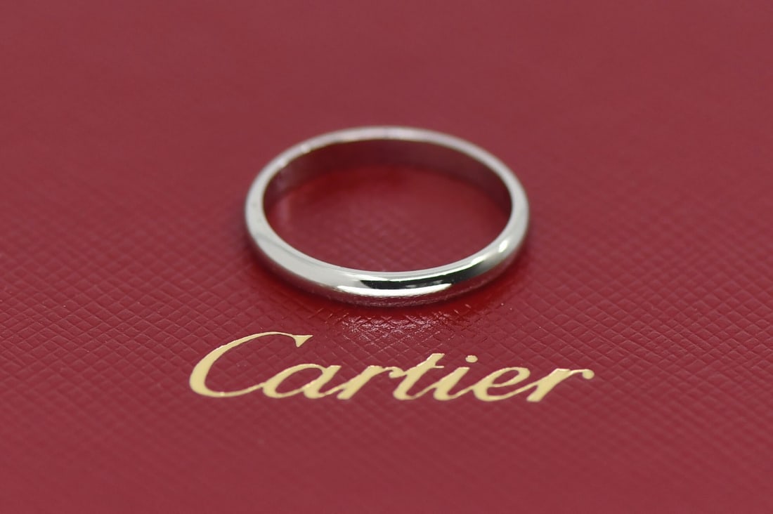 Cartier 1895 platinum band ring size 50 no stone: Cartier 1895 platinum band ring size 50 no stone Cartier 1895 ring in platinum, size 50/5, with a 2.5 mm width and a weight of 2.8 grams. The ring is from the Cartier 1895 collection and features no s