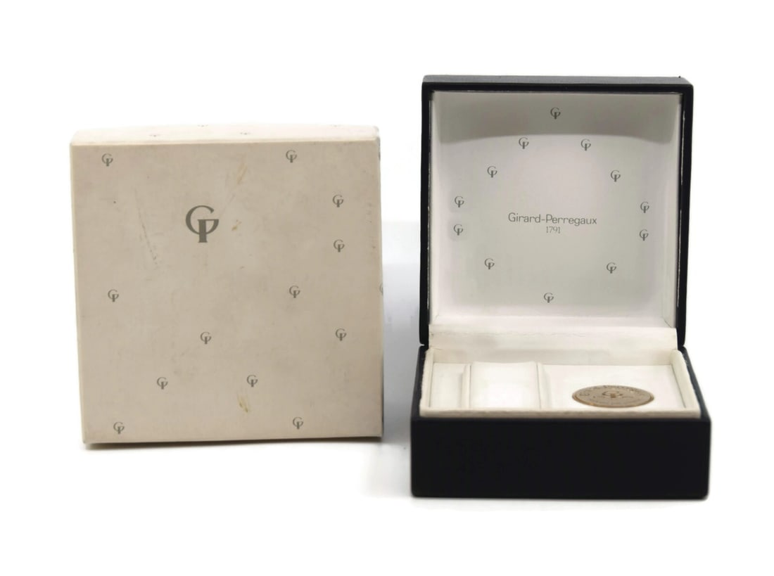 Authentic Girard Perregaux Black Presentation Watch Box: Authentic Girard Perregaux Black Presentation Watch Box This elegant Girard Perregaux watch box is designed for presentation, perfect for storing or gifting a luxury timepiece. Crafted from durable pa