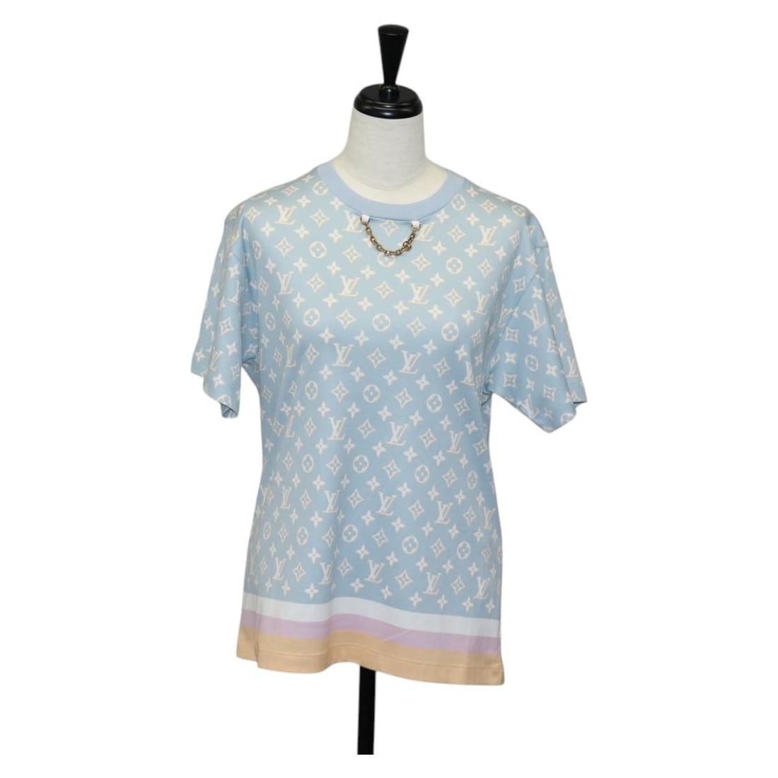 LOUIS VUITTON Light Blue Cotton Short Sleeve T-Shirt Auth 136319M: LOUIS VUITTON Light Blue Cotton Short Sleeve T-Shirt Auth 136319M Elevate your casual wardrobe with this stylish Louis Vuitton short-sleeved T-shirt. Crafted from 100% high-quality cotton, this light 