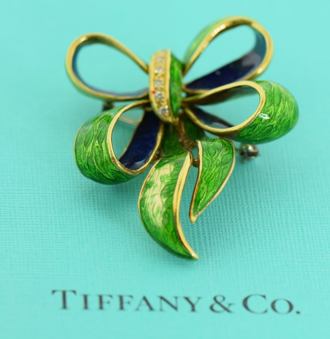 Tiffany & Co 18K Yellow Gold Bow Tie Diamond Pin Authentic: Tiffany & Co 18K Yellow Gold Bow Tie Diamond Pin Authentic This exquisite Tiffany & Co. pin showcases a charming bow tie design, crafted from luxurious 18K yellow gold and adorned with stunning yellow