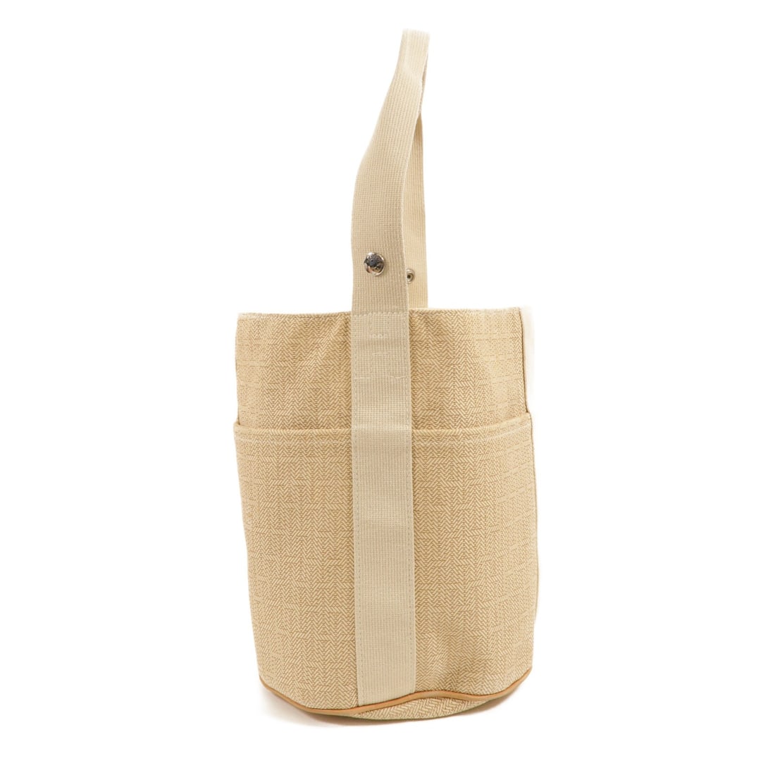 Hermes Saxo MM Beige Canvas Handbag for Women: Hermes Saxo MM Beige Canvas Handbag for Women Hermes Saxo MM handbag in beige canvas with an open-top design, dual handles, four exterior open pockets, and one interior zip pocket. Made in France. Con