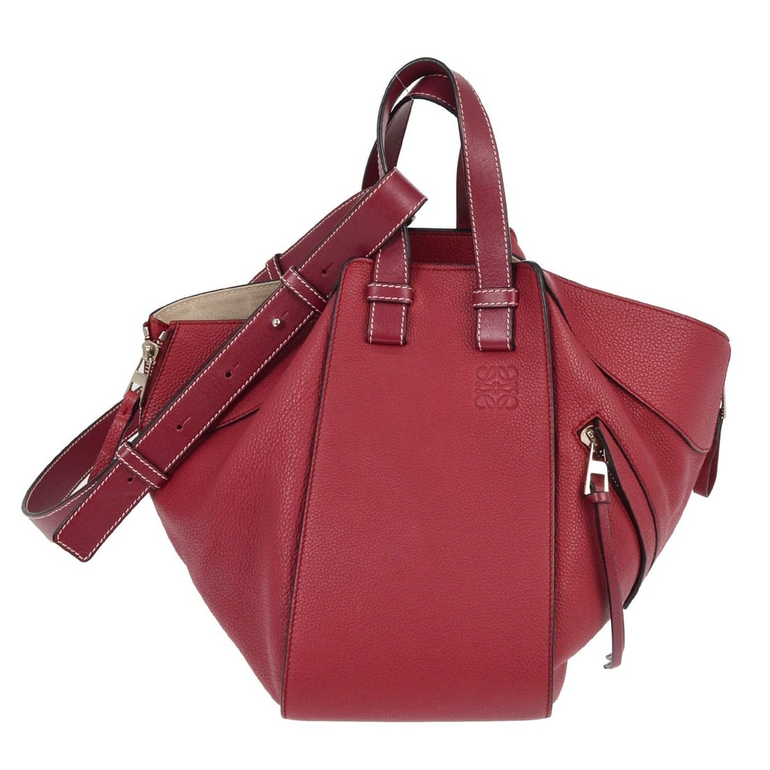 Loewe Hammock burgundy leather handbag: Loewe Hammock burgundy leather handbag Loewe Hammock handbag in burgundy leather. Made in Spain, this piece is presented in good condition with light marks on the exterior and fraying to the interior.