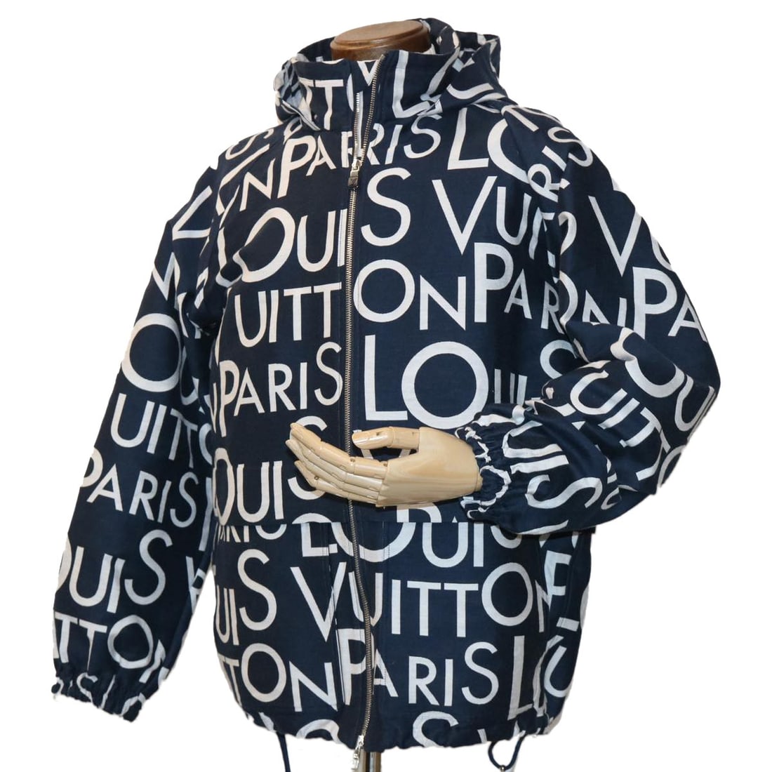 Louis Vuitton Galaxy Packable Cotton Jacket Navy White Women: Louis Vuitton Galaxy Packable Cotton Jacket Navy White Women Louis Vuitton Galaxy Packable Logo jacket from the 19SS collection in navy and white cotton. Designed for women, this jacket comes with the