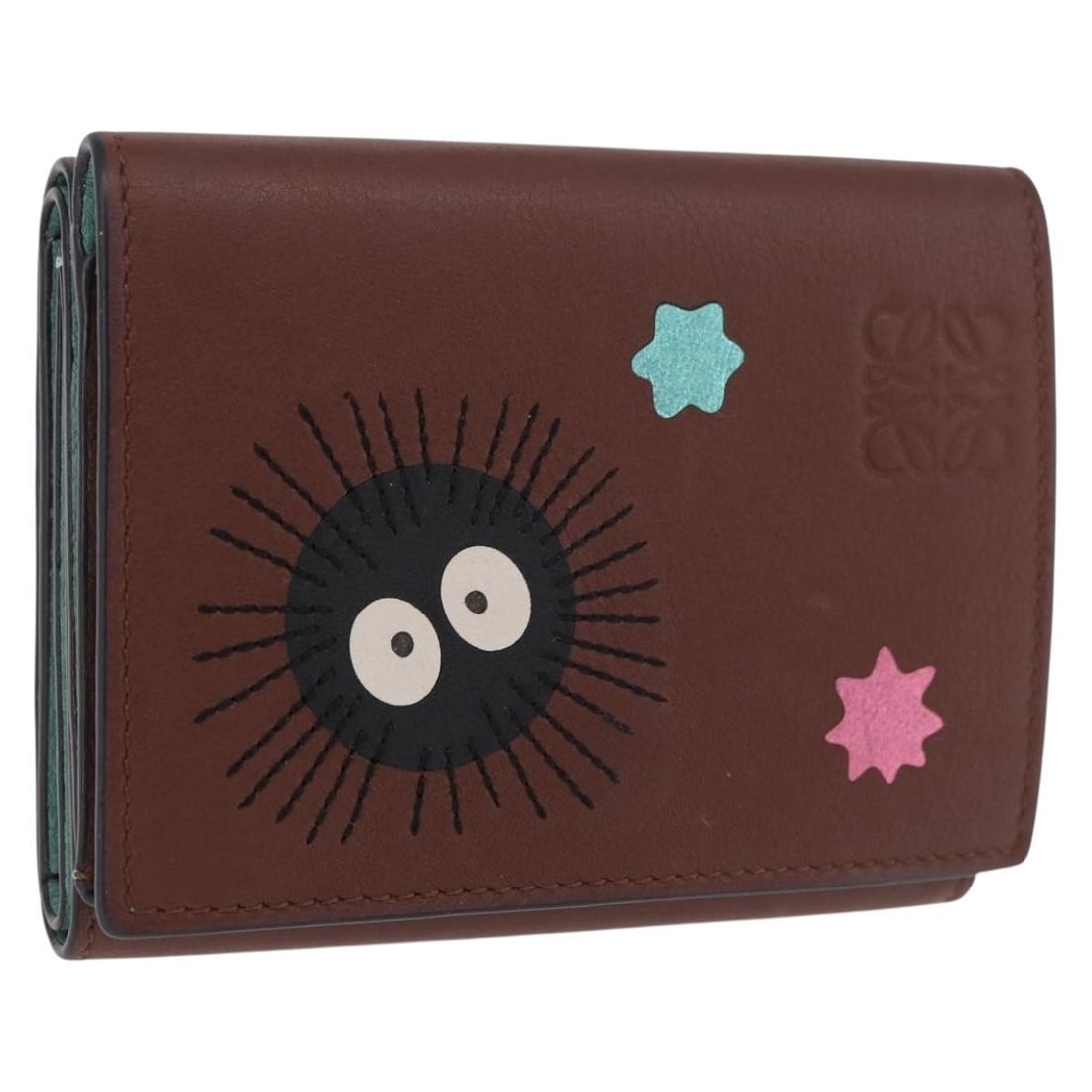 LOEWE Studio Ghibli Brown Leather Compact Wallet Spain: LOEWE Studio Ghibli Brown Leather Compact Wallet Spain Compact LOEWE x Studio Ghibli collaboration wallet in brown leather with silver-tone accents. Made in Spain, this women's wallet includes the dus