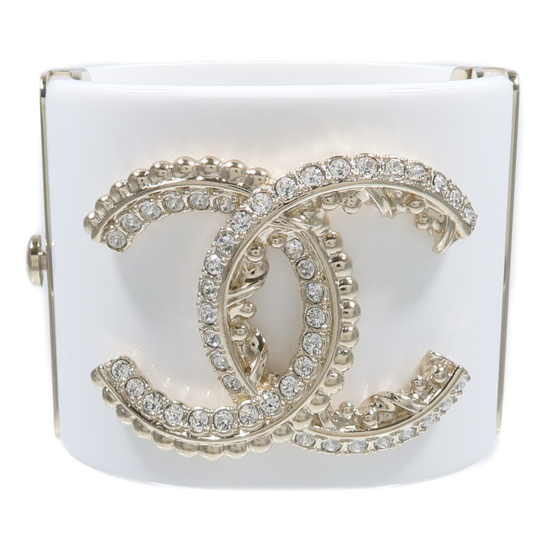 CHANEL CC bracelet cuff bangle in white and light gold: CHANEL CC bracelet cuff bangle in white and light gold CHANEL CC cuff bangle in white and light gold-tone metal. This women's bracelet includes a storage box and is noted in very good condition. Speci
