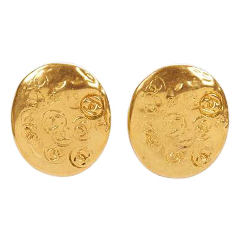 Vintage 80s Chanel Goldtone Oval Earrings Spring 93 Collection: Vintage 80s Chanel Goldtone Oval Earrings Spring 93 Collection Discover these exquisite Vintage 80's Chanel Oval Embossed Gold Earrings, a timeless piece from the Spring '93 collection. Crafted from g